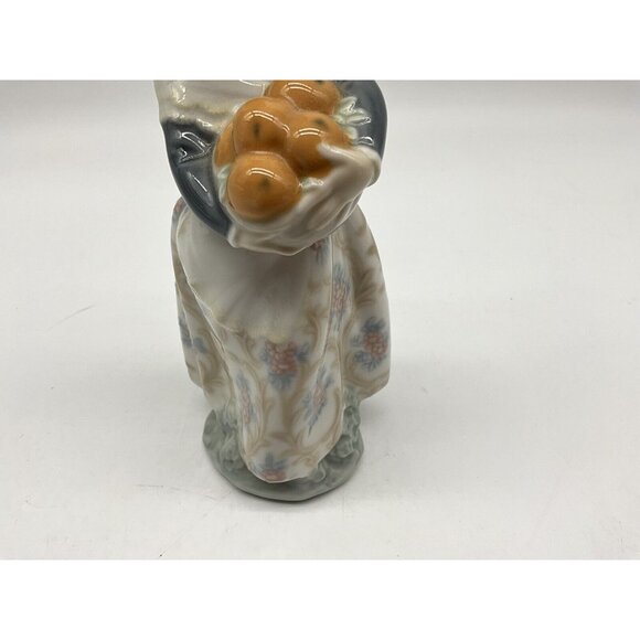 Lladro "VALENCIAN GIRL HOLDING ORANGES" Retired Porcelain Figurine # 4841 Mint - Picture 15 of 16